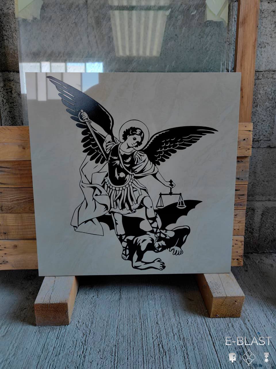 Placa con diseño de San Miguel Arcángel