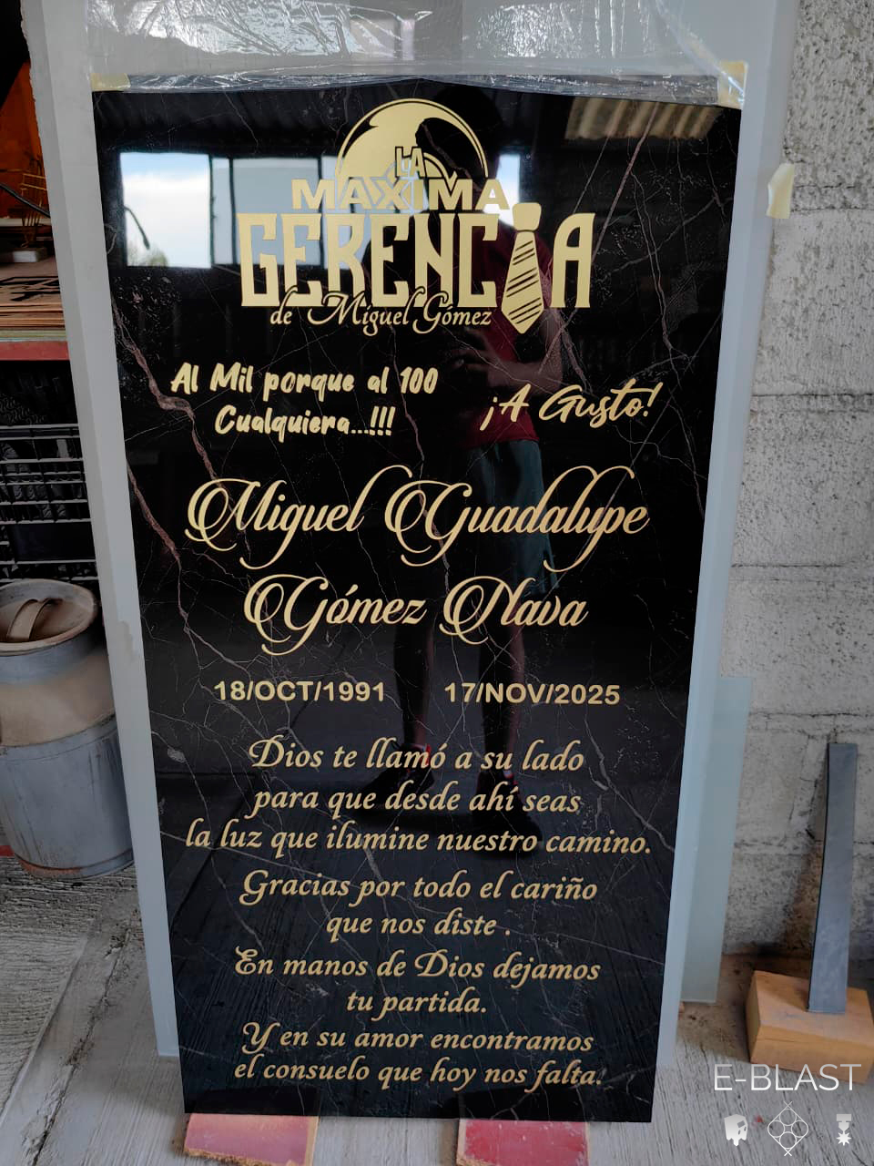 Placa conmemorativa con texto y diseño en acabado dorado