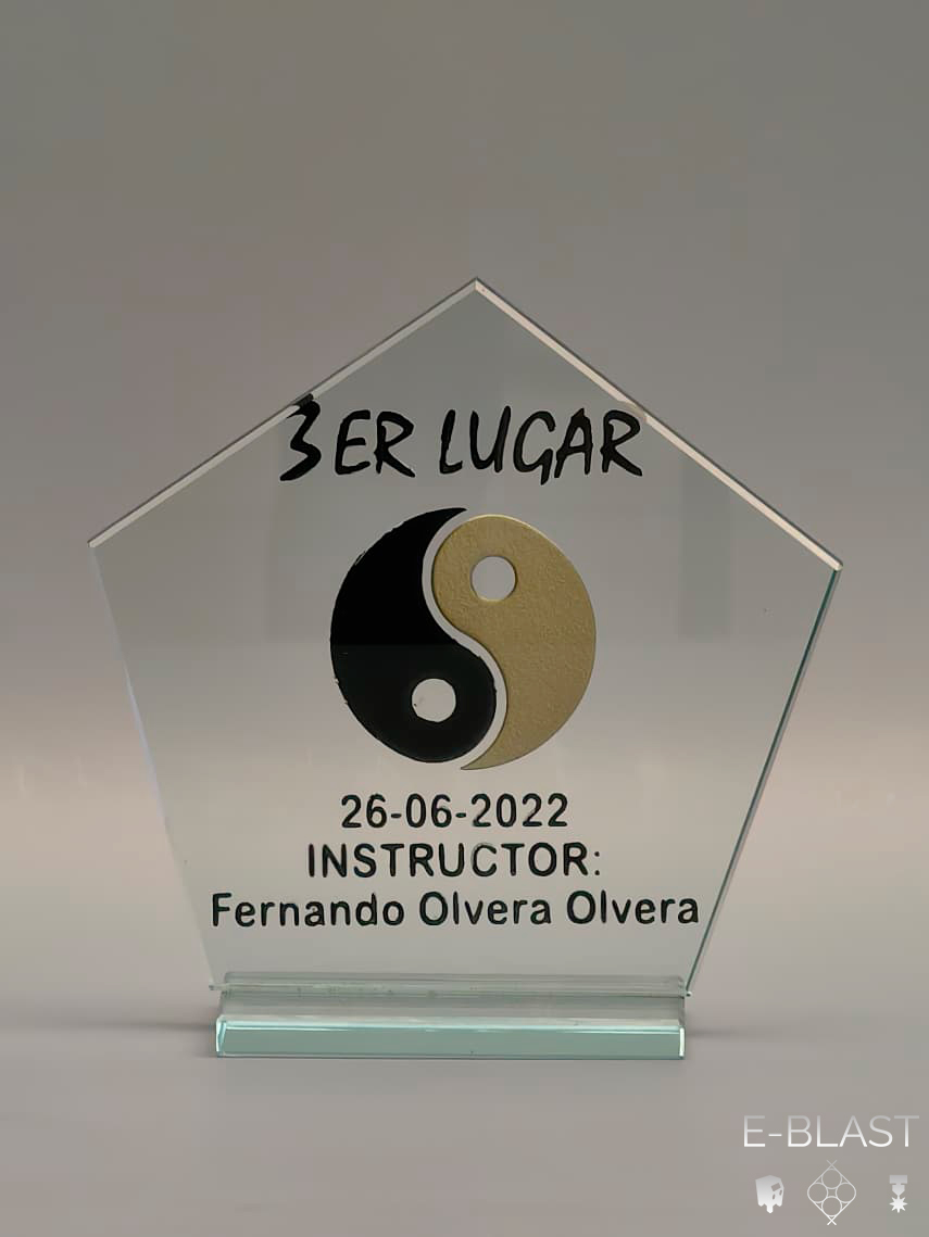 Reconocimiento grabado y pintado