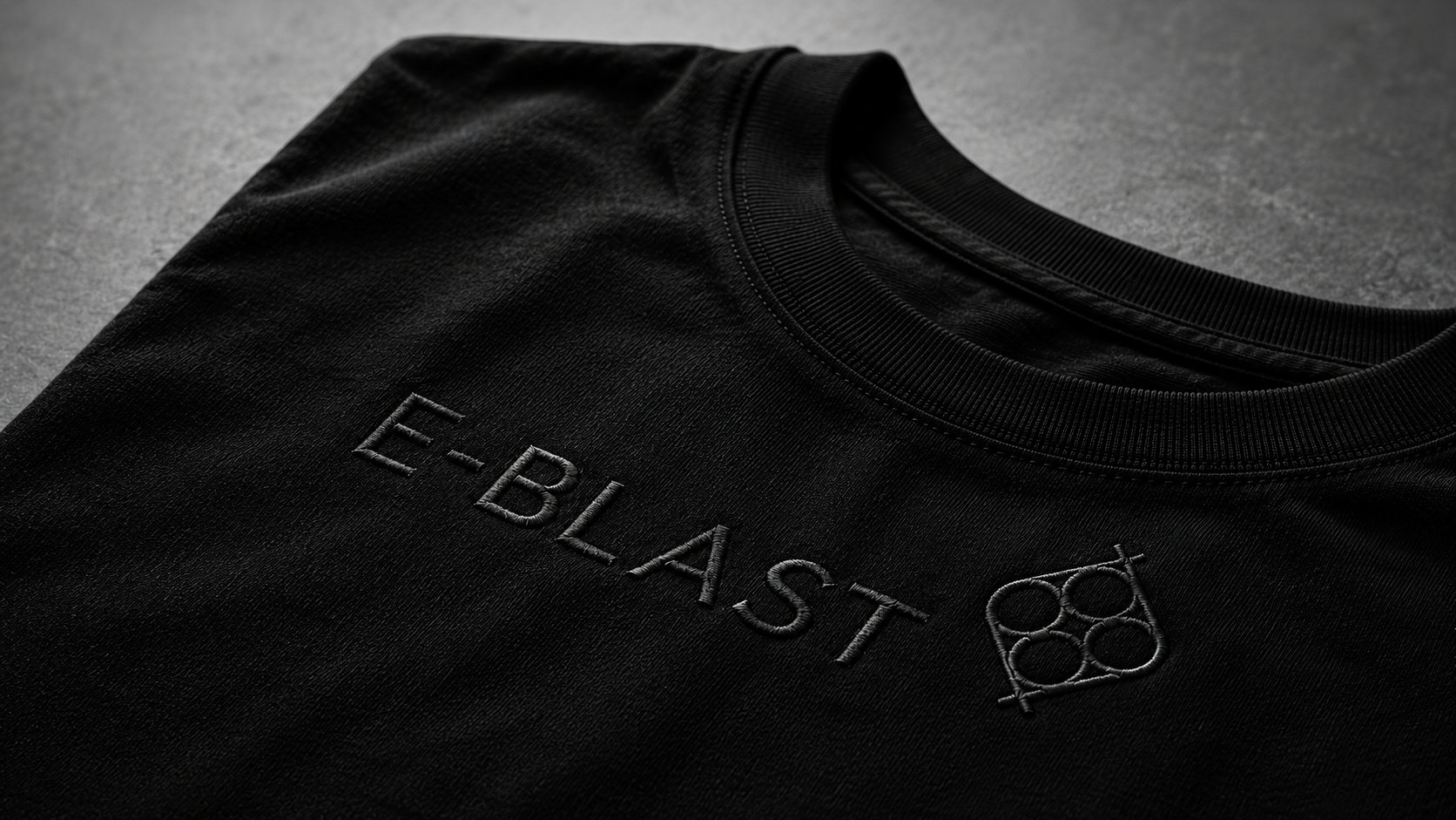 Playera negra con diseño E-BLAST
